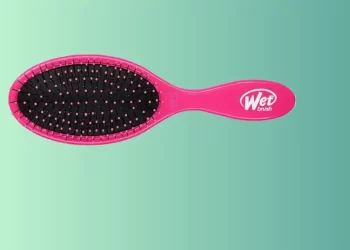wet brush detangling hair