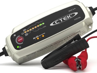 CTEK MXS 5.0 smart charger maintaining a 12V car battery